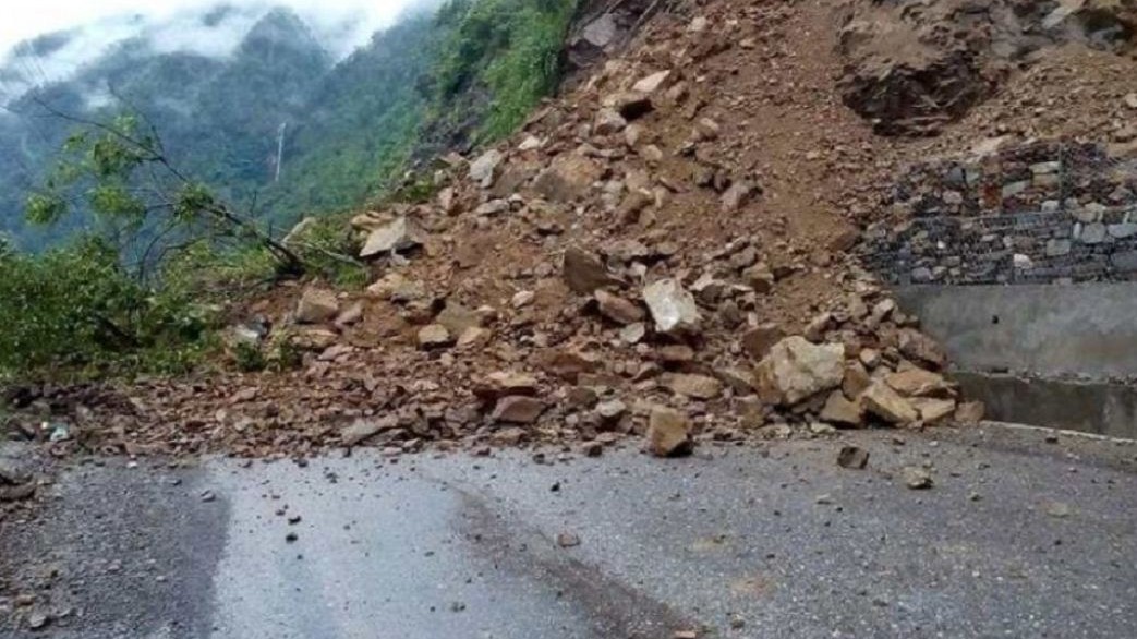 वर्षाले तीन सडक पूर्ण र १२ आंशिक अवरुद्ध